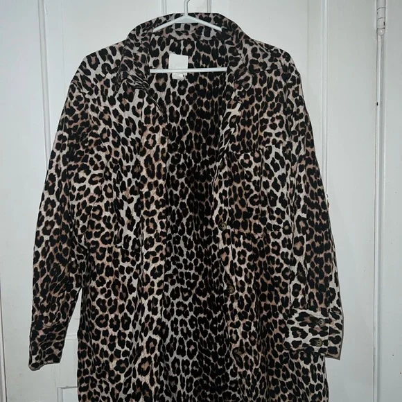 Leopard button up - Picture 2 of 3